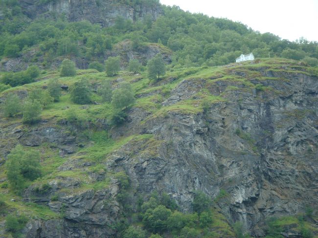 前回このあたりを走った時も思ったのです。「こんな不便な高台の岩の上に住んでいる人はどんな仕事をして暮らしているのだろう？」と。<br />ずっーと後で知りました。<br />夏場だけ放牧等でここに暮しているそうです。<br />納得（笑）