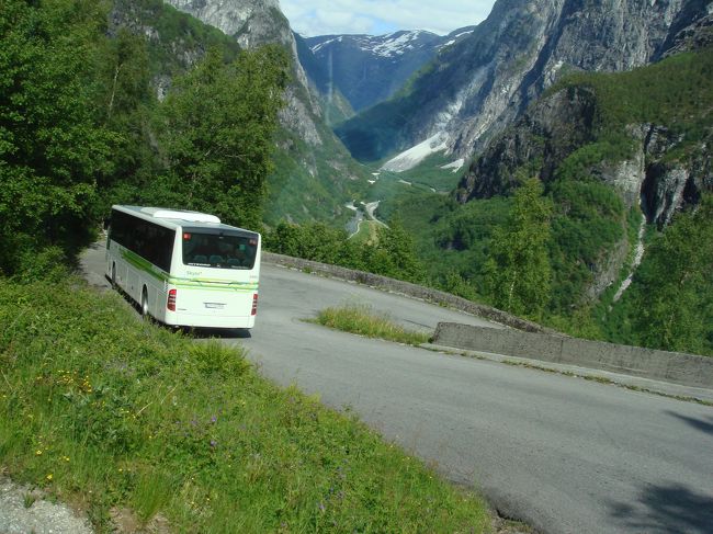 前を走るバス。