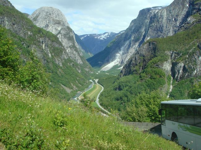 バスは渓谷を下って走ります。