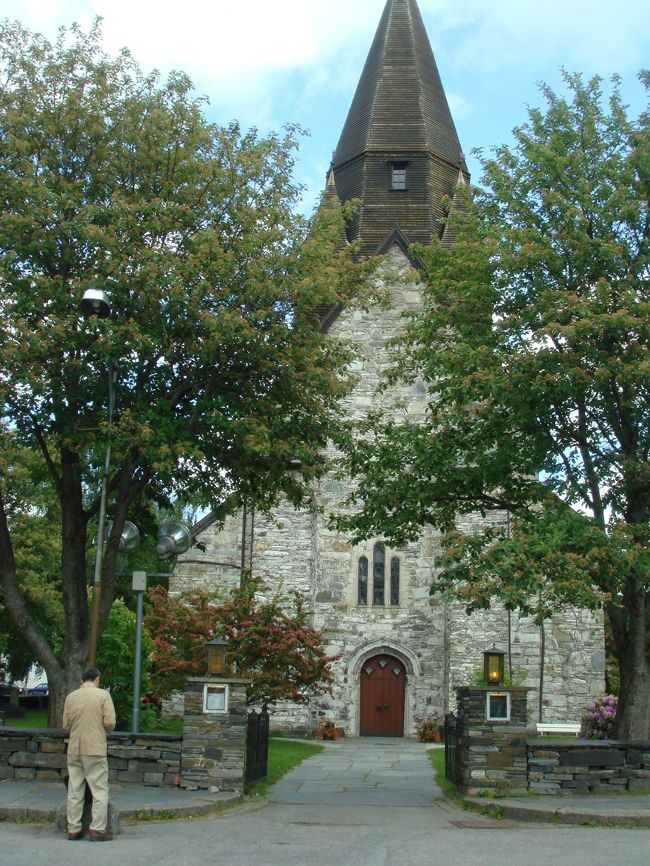 近くを散歩して時間待ちです。<br />ヴォス教会。駅のすぐそばです。１２７７年に建てられたゴシック教会。木造が主流であった当時としては珍しく、石造りの壁の厚さは１〜２ｍあるとのこと。第２次世界大戦で町は破壊し尽くされたが、唯一この教会だけが破壊を免れた。とガイドブックの説明です。