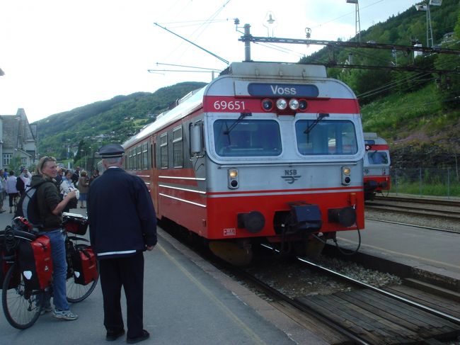 グドヴァンゲン発１５時３０分。ヴォス着１６時５０分。<br />ヴォス発ベルゲン行きの列車との接続が悪く一時間以上待ちました。<br />ローカル線だからでしょうか。