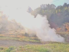 ここは岳の湯温泉です。田の中からも、もこもこと湯けむりが立ち上っています。
