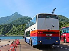 この日は当初の予定では、自転車を借りて島の半周サイクリングに行こうかと思っていた。
でも、予定変更♪

昨日の登山の後遺症で、体中の筋肉がバキバキで動きがなんだか機械仕掛けの人形風になってしまい、とても自転車のペダルをさっそうと漕ぐことのできる状態ではなかった。
そこで、代替案として利尻島内を巡る定期観光バスに乗ることに…。

利尻島内は礼文島よりも更にバスの便が悪く、公共交通機関で観光ポイントを巡るのは無理に等しい。
タクシー、レンタカー、レンタバイク、レンタサイクル、そして定期観光バスしか観光の手段はない。

定期観光バスは午前と午後の2便があるが、お勧めは午前便の利尻Ａコース：3300円／大人。
午後便よりも午前便の方が観光内容が充実していて、姫沼やオタトマリ沼などの主な見所を効率よく回ってくれる。

定期観光バスの朝の受付開始は、8：40。
バスの座席は受付をして精算を終えた人順なので、早く精算を済ませれば一番前の特等席に座れるかも♪
ということで、母と私は一番乗り。
でも、何故か2階席の最前列には先客がいらして、空いていたのは4席中の1席のみ。

たったひとつの特等席。
母が私に譲ってくれた。