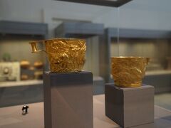 「ヴァフィオの金杯」　紀元前1450～前1400年　スパルタ近郊のヴァフィオ
ミケーネ文明の金細工の傑作、牡牛が打ち出されています。