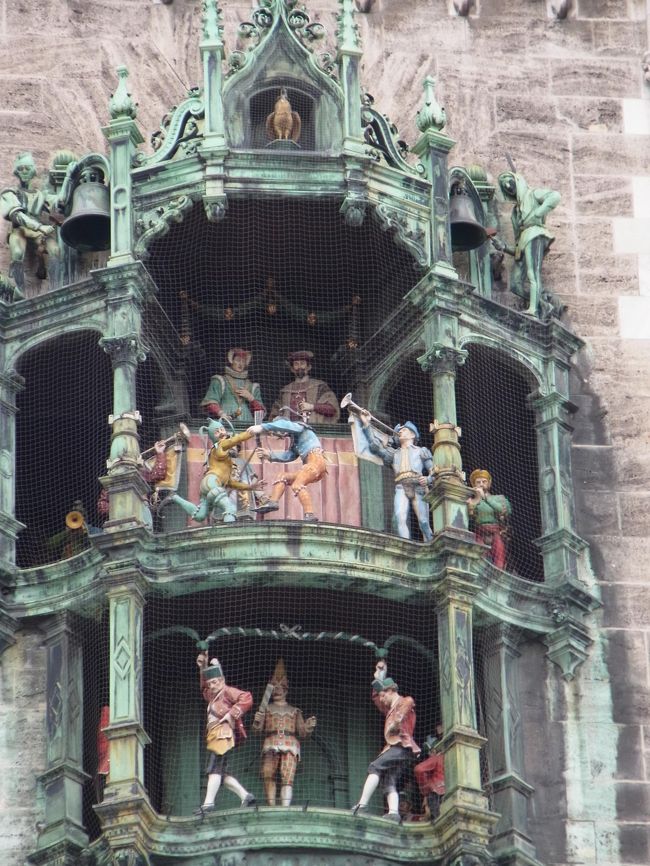 仕掛け時計が音楽と共に動き出しましたよ。<br /><br />ヴィルヘルム5世と公爵令嬢レナーテ・フォン・ロートリンゲンとの結婚式で行われた馬上試合の様子だそうです。<br /><br />このお人形たち、実寸大なんですって！<br /><br />まずはラッパを吹く人たちが出て来ました。