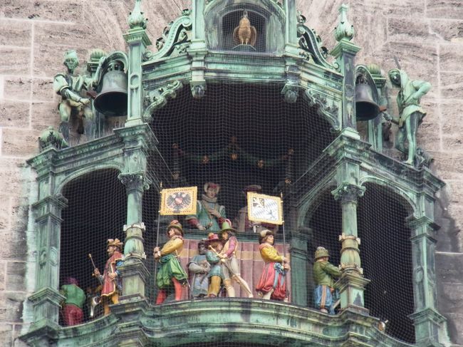 次に旗を持った人達が来ましたよ。<br /><br />右がバイエルンで左がハプスブルクの旗です。