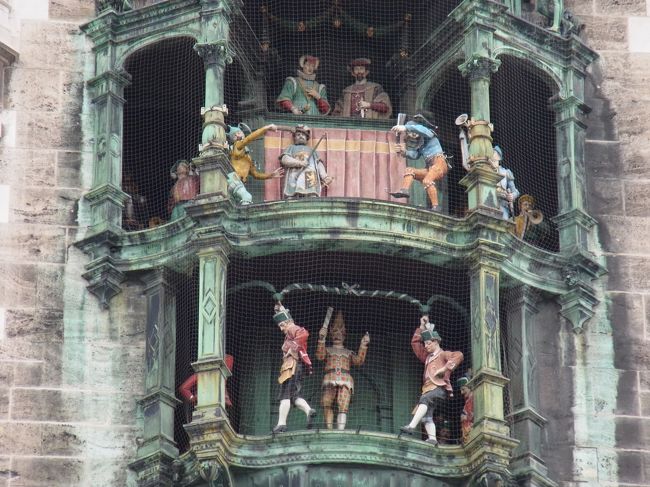 最後にピエロが出て来て踊ります。<br /><br />下の段は謝肉祭の踊りだそうで、お人形がくるくる回転しながら回っています。<br /><br />お話は約10分ほどで終わりました。<br /><br />仕掛け時計は毎日11：00と12：00（5〜10月は17：00も）に動くそうです。