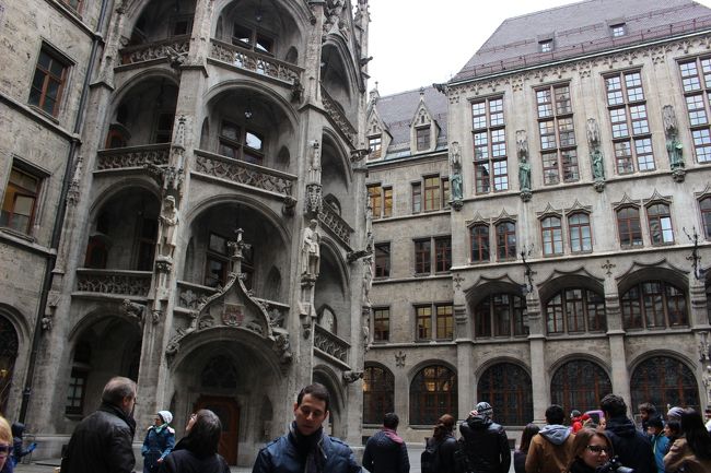 ミュンヘン新市庁舎の中庭。<br /><br />ちょうど仕掛け時計が終わったばかりなので、沢山の観光客が流れ込んで来ています。<br /><br />みんな考える事は同じらしい(^_^;)