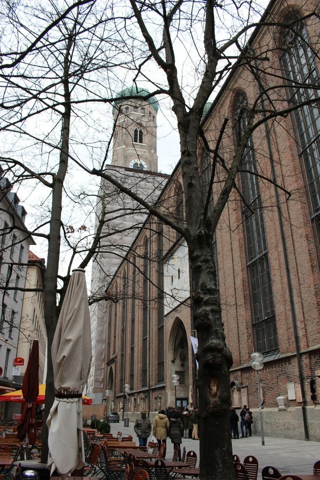 さあ、どんどん行きますよ〜。<br /><br />次に目指すのはフラウエン教会（聖母教会）<br /><br />