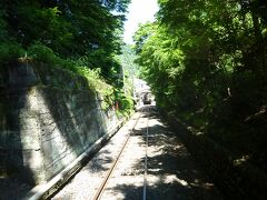 高尾山ケーブルカーの車窓の風景