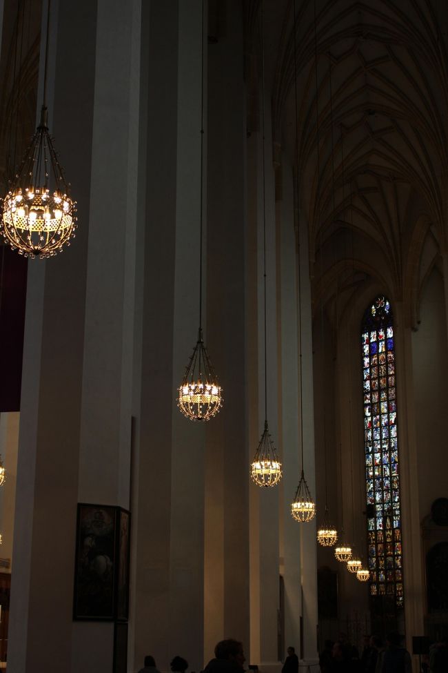 けして華美ではない照明がまた美しい....<br />