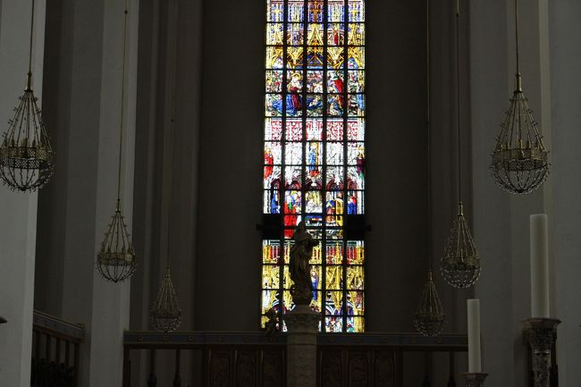 マリア様の像と、その後ろのステンドグラスがまた素敵です。