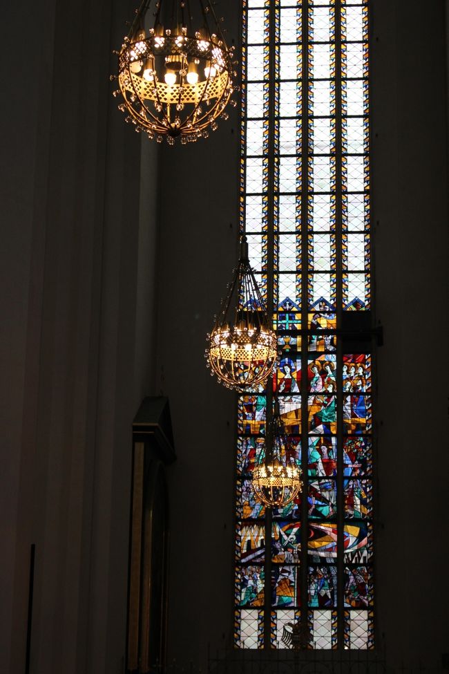 ステンドグラスとライト。<br /><br />