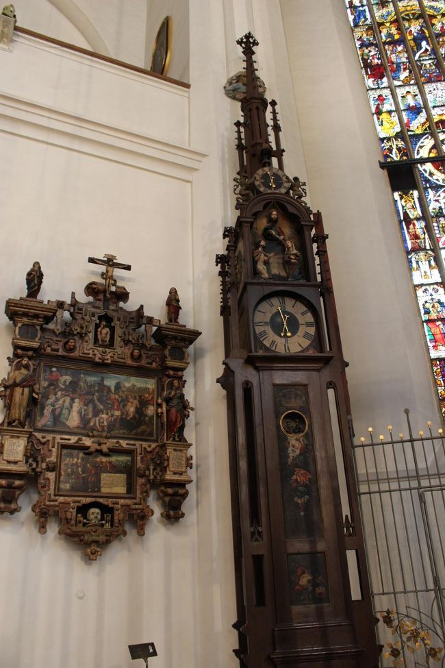 ちょっと変わった装飾の額に入れられた絵や仕掛け時計がありました。