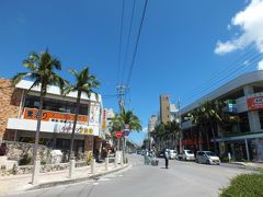 730交差点。
観光客が増えたというけど、新しいお店も増えてるけど、のんびりした雰囲気は以前から変わらないです。