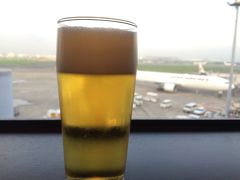 YCATからバスで羽田空港へ。30分かからないくらいなので、最近羽田へ行くときはもっぱらこの手段。
早朝ですが、とりあえずサクララウンジでビールを一杯、ではなくて三杯。