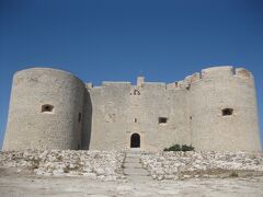 イフ城です。

１６世紀に造られてから牢獄として使われた。
「モンテクリスト伯（巌窟王）」のダンテが囚われた舞台。
入場料５・５ユーロ