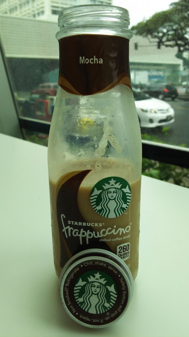 日本では売っていない、スタバ瓶コーヒー。<br /><br />友人がスタバ好きでマグカップなどをコレクションしているんだけど、以前この瓶コーヒーを飲んでいる写真を見せたら瓶だけで良いから欲しい…と。<br /><br />ネットで見ると、空き瓶が売られている！！<br />へぇー。<br /><br />あっ、でも私もビールの瓶欲しいから一緒かぁ？<br />