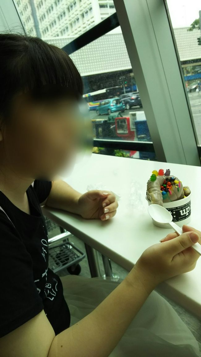 イートイン・コーナーで食べます。<br /><br />外はいつの間にかザーザー降りの雨模様。<br /><br />