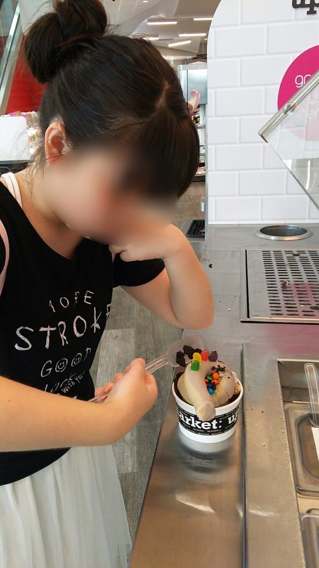 だって、スプーンの持ち方だって変だもの。