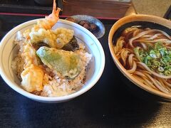 シンプルな醤油うどんは名古屋では意外とお目にかからない。
セットのミニ天丼も量が丁度。エビも入っていて充実のランチ！