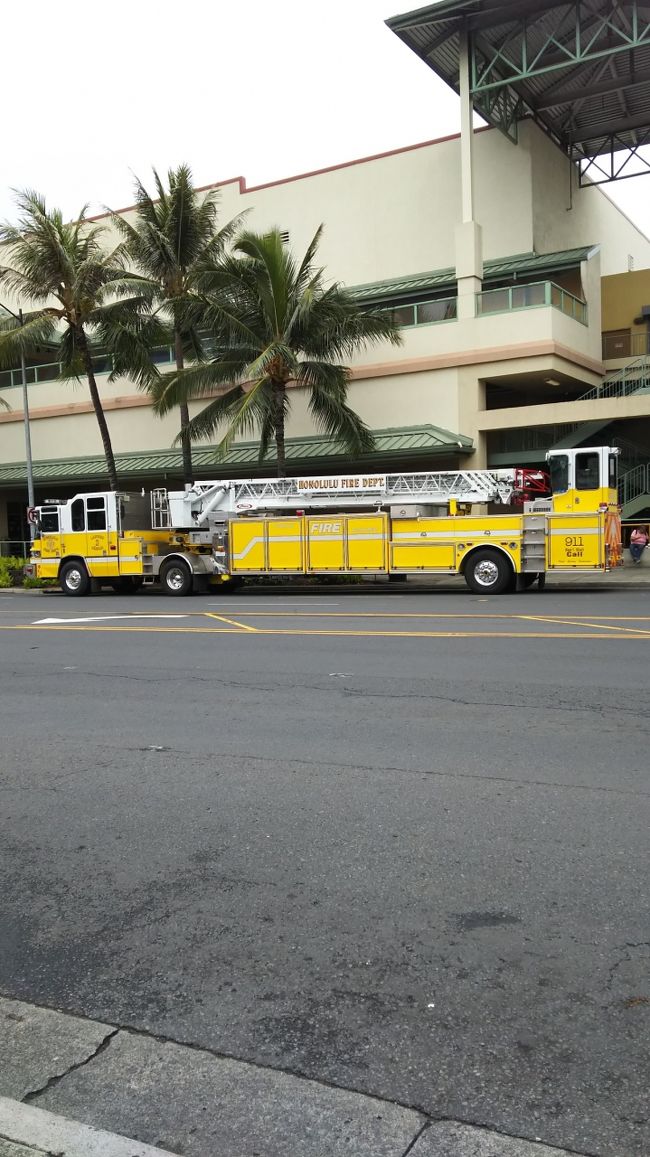 ハワイの黄色いはしご車。<br />この近くに確か消防署あったはず？<br /><br />後日、この消防車が働く姿を目の当たりにするとは…この時思ってもみなかった。