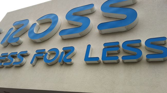 で、はい Ross ！<br /><br />毎回買い物予定があっても無くても必ず一度は立ち寄ります。<br /><br />ここのゴチャゴチャ感結構好きです！<br />宝探ししているみたいで。<br />たまに結構なブランド品？とか出てくる。<br /><br />オモチャ売り場なんてゴミみたいだし。<br />笑っちゃう。日本じゃあり得ない。<br />だけど、それが楽しい。<br /><br />あーちゃん2歳の頃、お友達親子と来て、<br />ママ二人は買い物に夢中で、子供放置しちゃったら、あーちゃん口から流血して戻って来た！苦い思い出。ここにくるたび思い出す。<br /><br /><br /><br />