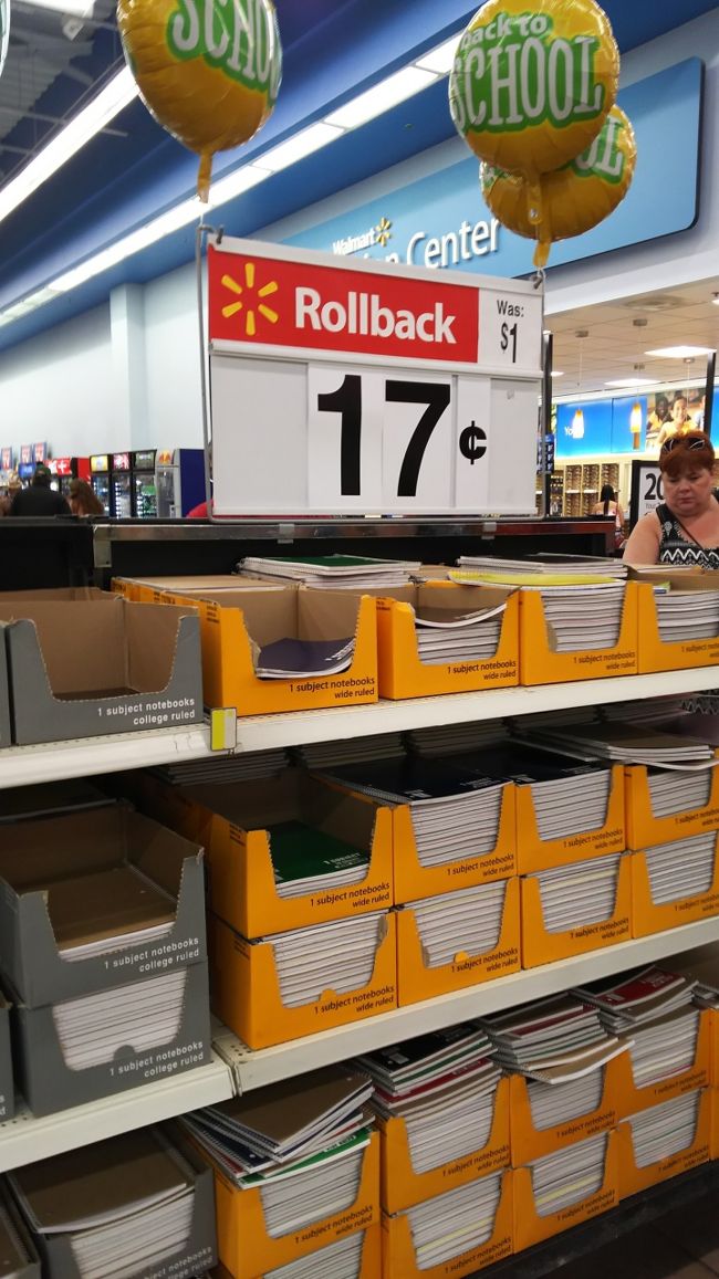 Rossを出た後は、重たい荷物を抱えたまま<br />信号渡ってウォルマートに参りました。<br /><br />入って直ぐの広告の品コーナー。<br /><br />地元の方達は新学期を迎える時期なので、<br />『back to school』のセールをやっていました。<br /><br />なんと！<br />ノートが1冊 ＄0.17ですよ！！！<br />日本ではこのノートはなかなか売っていない<br />のですが、あーちゃんのお友達の話では、<br />原宿で2冊で500円位で売っているのだそうです。<br />現地のお父さんはあの巨大カートに箱買い・<br />鬼積みしていました！<br />(そりゃ買うよね、この値段なら…)<br /><br />って事で、あーちゃんも自分用と学校のお友達にこのノートを買いました。<br />普通のタイプとリングタイプの2種ありまして、リングタイプ11冊と普通タイプ2冊買いました。(ノートだけでかなり重たい…)<br />お友達も皆かっこいい！って喜んでくれました。<br />意外だったのは塾の先生で、留学経験の有る先生だったので、いち早くこのノートに気が付き、ノートで話が盛り上がったそうです。<br /><br />ノート以外にも沢山おみやげ物を購入しました。<br /><br />いったいこの時、どーやって帰ったのだろうか…。<br /><br /><br />