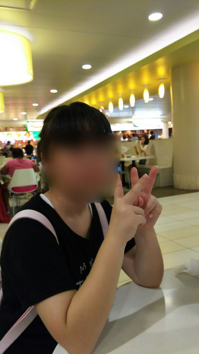 とんでも無く重たい品々を抱えて、<br />アラモアナSCに来たらしい。<br />(写真の順番がそうなっている)<br /><br />ウォルグリーンのとぐろアイス以来何も食べずに、ウォルグリーン→Ross→ウォルマートをはしごしたので…お腹は空いています。<br /><br />もう夕方ちかい頃だったから、直ぐに席に座れた。