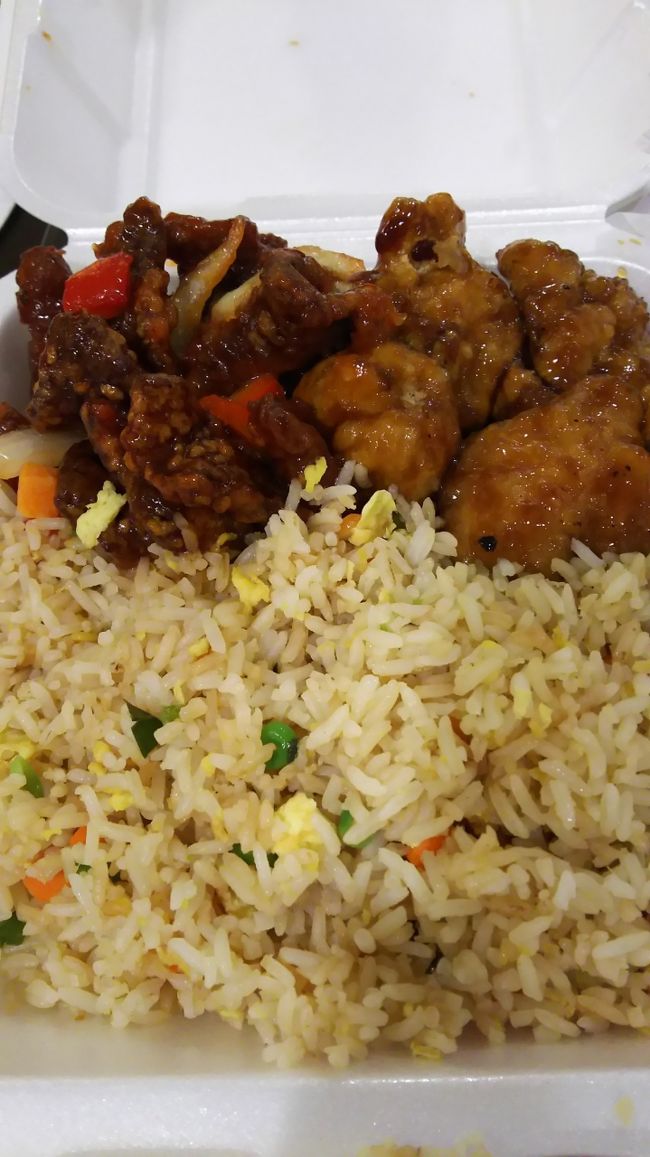 ママチョイスのご飯。(*≧∀≦*)<br /><br />3年振りだもの！<br />マカイマーケットでは『パンダエキスプレス』に決まってるー！<br />『ベイジンビーフ』左側と『オレンジチキン』右側と炒飯。<br />野菜食べなきゃだけど、欲望に負けて肉ばっか！いやぁ久しぶりに食べたから。<br />旨いよ。ウマイーーーー！<br />この炒飯パサパサで好きじゃ無いけど、お腹空いてたから完食よ。<br />パンダ最高ーーーーーー！<br />オレンジチキン最高ーー！<br />ベイジンビーフも最高ー！<br /><br />この時、あーちゃんは醤油ラーメン。<br />パパは何だっけ？なんか食べてた。<br />