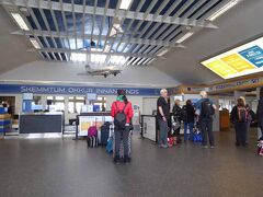８月１３日
前泊をレイキャビク国内空港に付属したホテル(Icelandair Hotel, Reykjavik Nature)としました。空港出発ロビーが徒歩圏内であろうとの推定でこのホテルを選びました。しかし先の旅行記(https://ssl.4travel.jp/tcs/t/editalbum/edit/11165275/)に記しましたが、ホテル直近の空港施設は貧弱で出発ロビーと違うのではないかと感じました。そこでホテルフロントに念のため確かめたら、案の定、ホテルから2km程離れた反対側が国内空港の出発ロビーとのことでした。とんでもない思い違いをしていました。何故出発ロビーから遠く離れた不便な場所に航空会社ホテルを作るのか？、と苦情を言いたくなりました。時間も迫っていたので急いでタクシーを呼んでもらって、出発ロビーに移動しました。
出発時刻１時間程前でしたが、写真に示すように人影がまばらです。？？？　飛行機の出発が１時間程遅れることがアナウンスされました。
