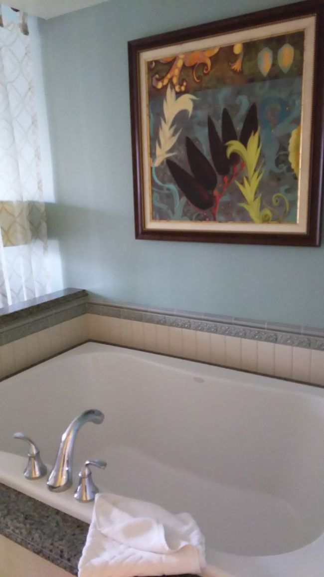 ラグーンタワーとカリアタワーとワイキキアンの大きな違いはこのバスタブと…部屋に設置されている洗濯機&amp;乾燥機。<br /><br />ベッドのすぐ脇に大きいバスタブ。<br />もうさすがに慣れました。<br />最初メチャメチャ違和感あったけど…。<br /><br />今回は何度か利用しましたよ。<br />たっぷり深くて気持ちいい。