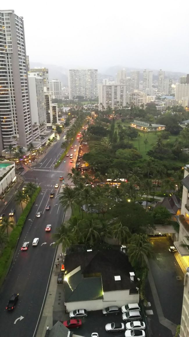 その時外はまた雨模様<br />