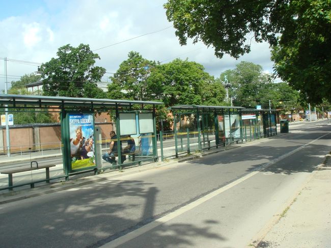 バス44番で行きました。降りるバス停の名前がよくわからなかったので、スカンセン野外博物館が左手に見えた時,すぐ次のバス停で降りました。<br />ここです。結構大きなバス停。<br />