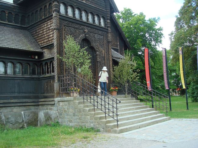 バスの走る大通りを右に曲がるとこの黒い建物があり、その前を進むとすぐです。<br />何の建物かわかりませんが興味深い、漆黒の建物です。