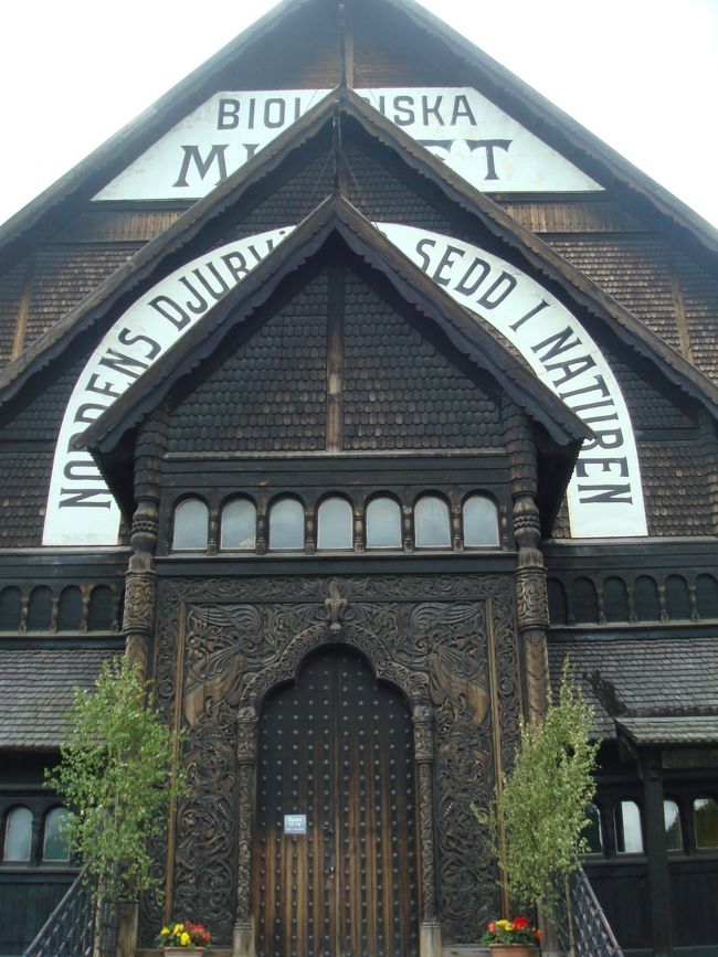 壁はノルウェーの古い教会で見たうろこのような模様で、正面もとても凝ったデザインです。<br />この時は入れませんでした。