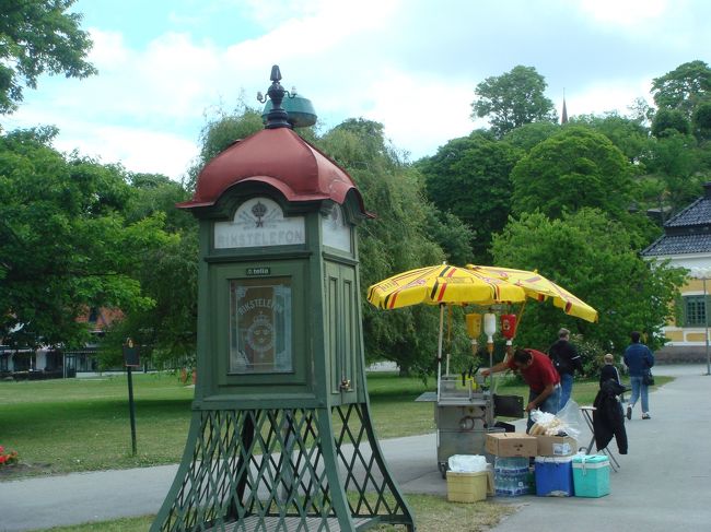 赤い屋根のこれはどうやら電話ボックスのようですがきっと名残でしょうね。<br />でも、もしかしたら使えるかも。