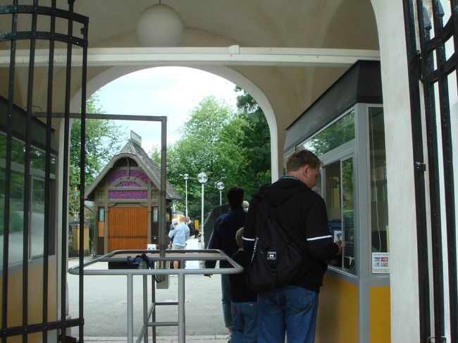 開園です。<br />入り口でチケットを購入。