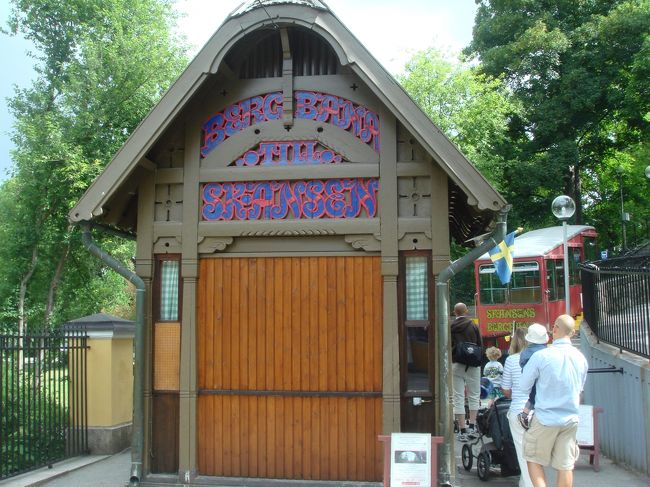 小屋の壁の赤と青の「ＳＫＡＮＳＥＮ」のデザインがいかにも北欧って感じがします。<br />好きです。
