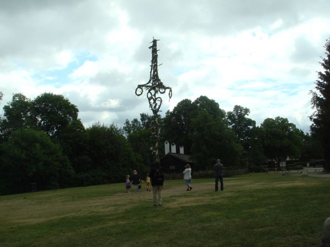 まず目に入ったのがこれ。北欧特有の夏至祭の飾りメーポール。