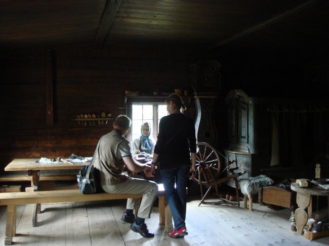 建物の中では当時の衣装を着て昔の仕事の様子を見せてくれます。