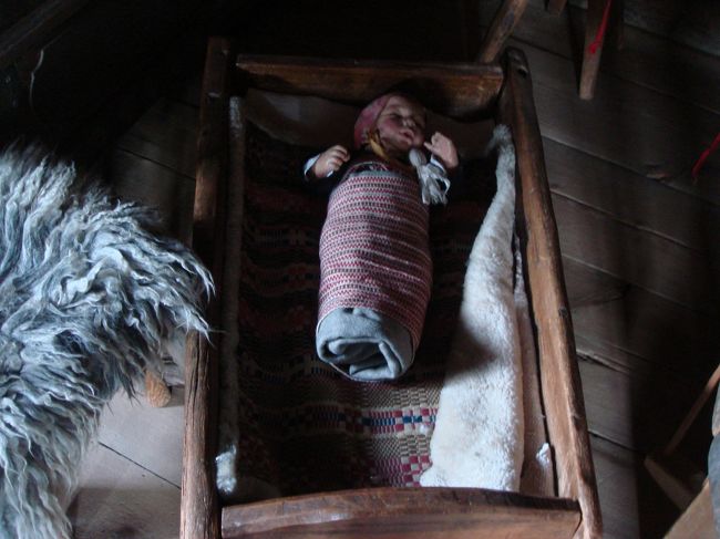 傍らでは木で造ったベッドに赤ちゃんが眠ってる様子も再現。<br />勿論人形ですが（笑）それにしても可愛い。