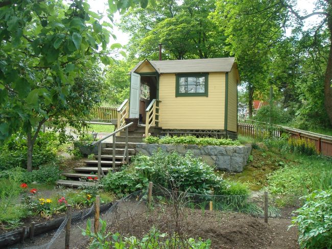 これは菜園小屋です。<br />その周りに様々なハーブがいっぱい植えられてます。<br />かつて庭にたくさんの種類のハーブを育てた私にはとても魅力のある場所でした。こんなところに暮したいと言ったら今と違って生活が大変ですよと言われました。確かに。。。