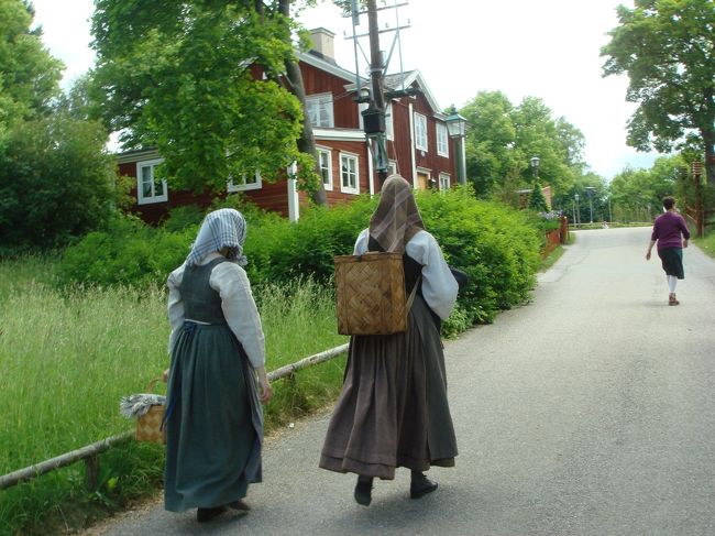 昔の衣装を着たスタッフが、作業かごを背に歩いているのを見るとちょっとタイムスリップした気持ちになります。<br />