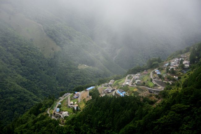 飯田市上村の東面傾斜面にある標高800m〜1,000mの最大傾斜38度の傾斜面に点在する耕地や家屋。<br />何とも言えない景色です。