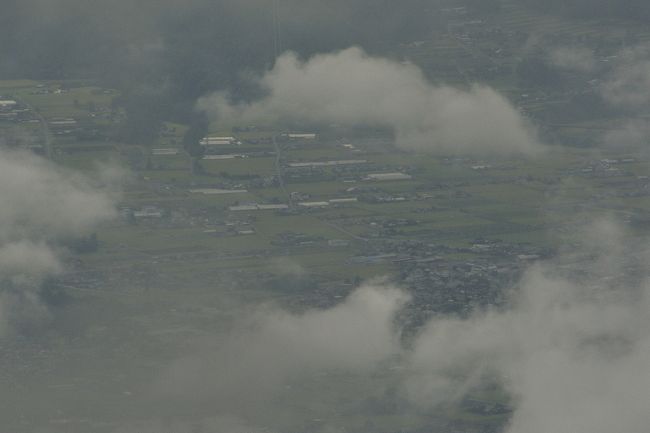 かろうじて雲の間から町が見えました。<br />が、すぐに雲に覆われます。