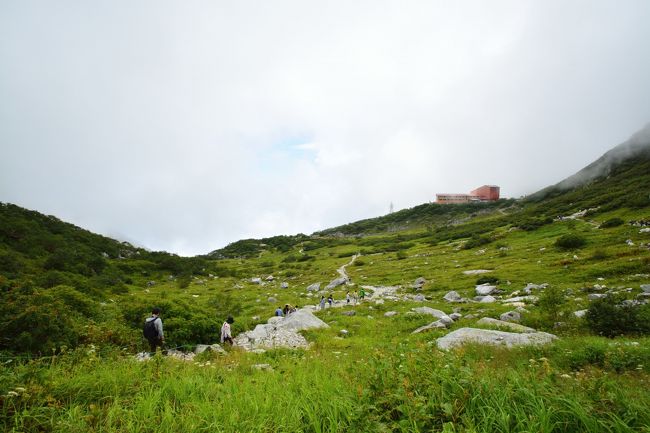 あのピンクの建物がロープウェイの駅兼ホテルです。<br />随分と高いところまで来ました。