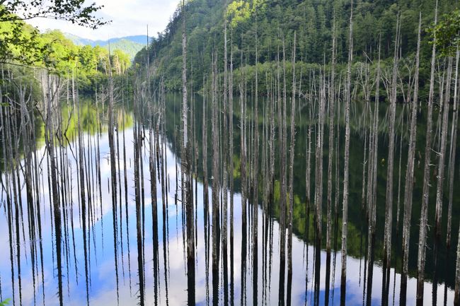 続いて通称「自然湖」にやってきました。<br />とにかく遠く、山の奥の奥です。<br />でもここは来た甲斐がありました！<br />凄いです。<br />