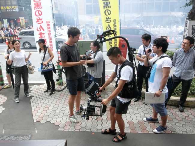 こっちでなにか撮影中