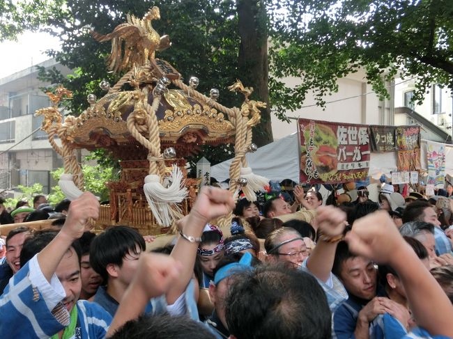 観光客を押しのけて通る